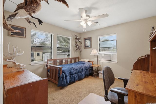 1002 Eagle Crest Dr, Floresville, TX 78114