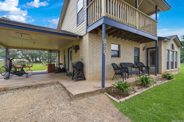 1002 Eagle Crest Dr, Floresville, TX 78114