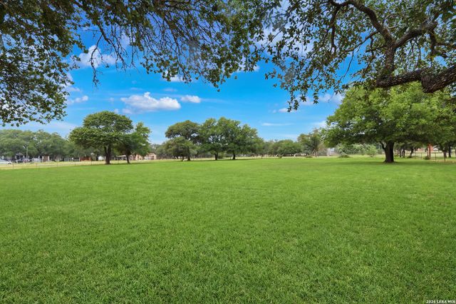 1002 Eagle Crest Dr, Floresville, TX 78114