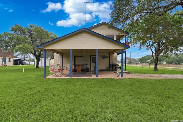 1002 Eagle Crest Dr, Floresville, TX 78114