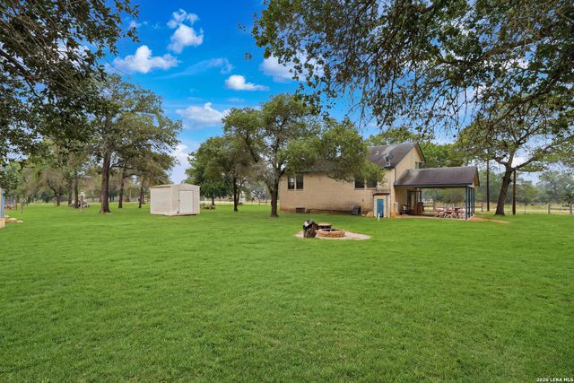 1002 Eagle Crest Dr, Floresville, TX 78114