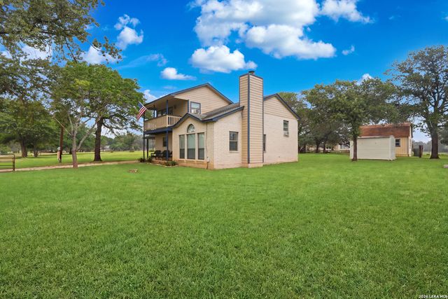 1002 Eagle Crest Dr, Floresville, TX 78114