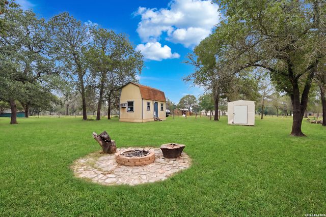 1002 Eagle Crest Dr, Floresville, TX 78114
