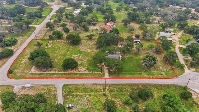 1002 Eagle Crest Dr, Floresville, TX 78114