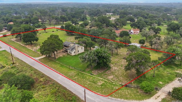1002 Eagle Crest Dr, Floresville, TX 78114