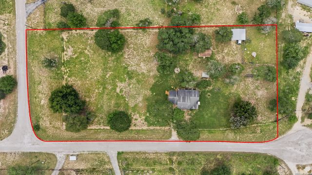 1002 Eagle Crest Dr, Floresville, TX 78114