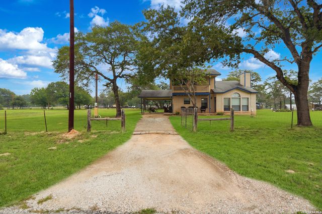 1002 Eagle Crest Dr, Floresville, TX 78114