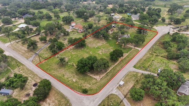 1002 Eagle Crest Dr, Floresville, TX 78114