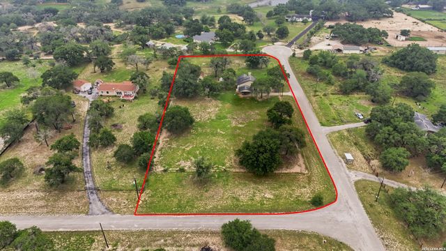 1002 Eagle Crest Dr, Floresville, TX 78114