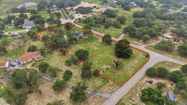 1002 Eagle Crest Dr, Floresville, TX 78114