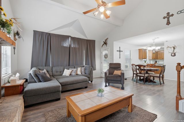 1002 Eagle Crest Dr, Floresville, TX 78114