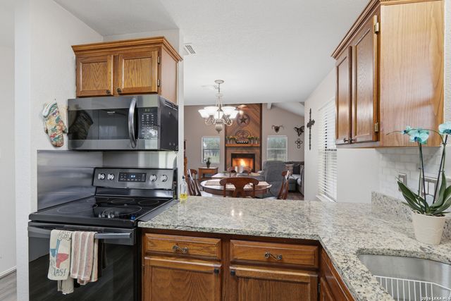 1002 Eagle Crest Dr, Floresville, TX 78114