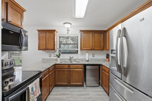 1002 Eagle Crest Dr, Floresville, TX 78114