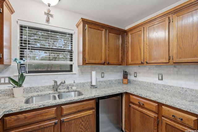 1002 Eagle Crest Dr, Floresville, TX 78114
