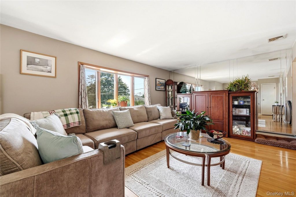 29 Suffolk Road A, Massapequa, NY 11758 — photo 4