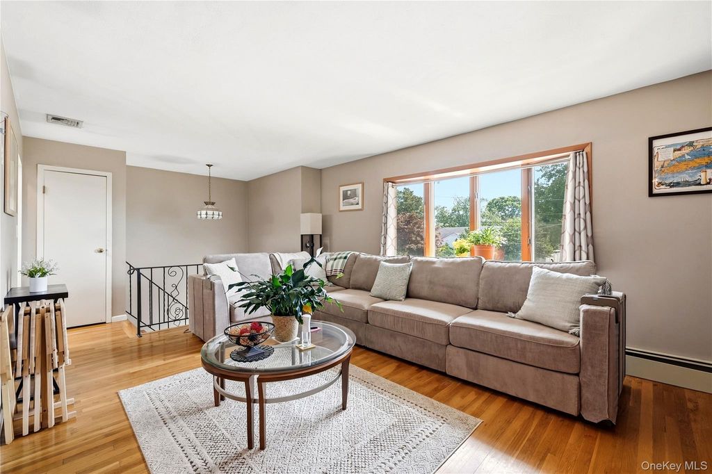 29 Suffolk Road A, Massapequa, NY 11758 — photo 5