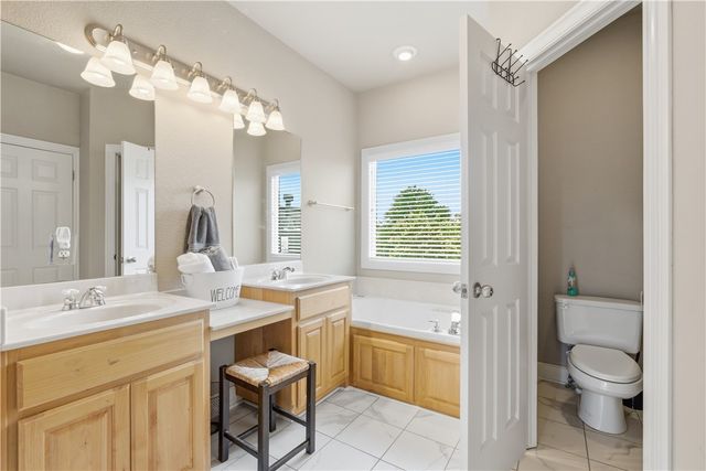 901 NE Arleta Gardens, Bentonville, AR 72712