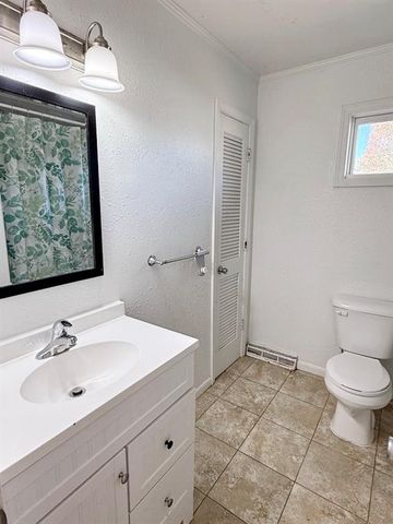 1013 N West Street, Nevada, MO 64772