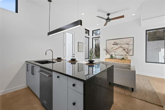 219 Lessin LN 15, Austin, TX 78704