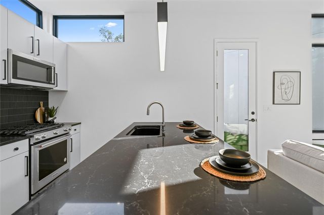 219 Lessin LN 15, Austin, TX 78704