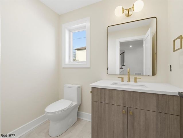 138 Weigands Ln A, Secaucus Town, NJ 07094