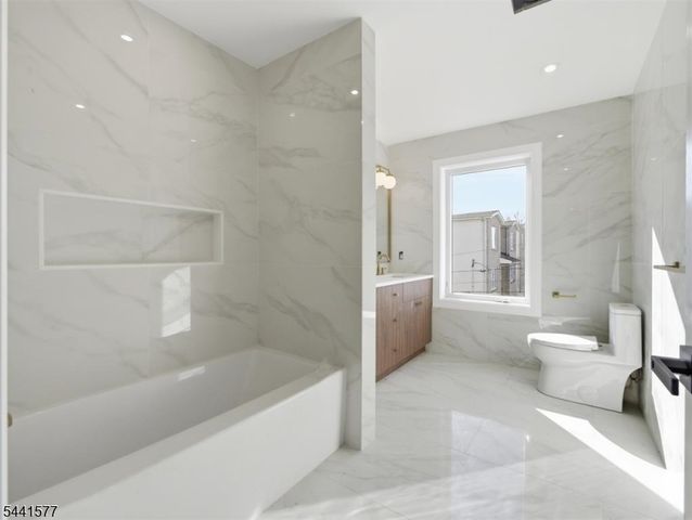 138 Weigands Ln A, Secaucus Town, NJ 07094
