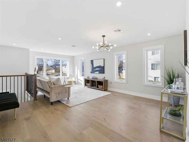 138 Weigands Ln A, Secaucus Town, NJ 07094