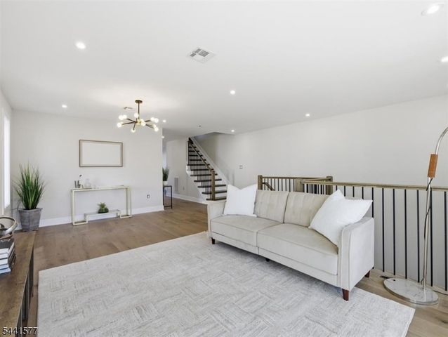 138 Weigands Ln A, Secaucus Town, NJ 07094