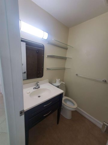 12 Wimbledon Lakes Drive 250, Plantation, FL 33324