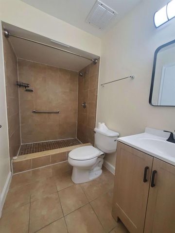 12 Wimbledon Lakes Drive 250, Plantation, FL 33324