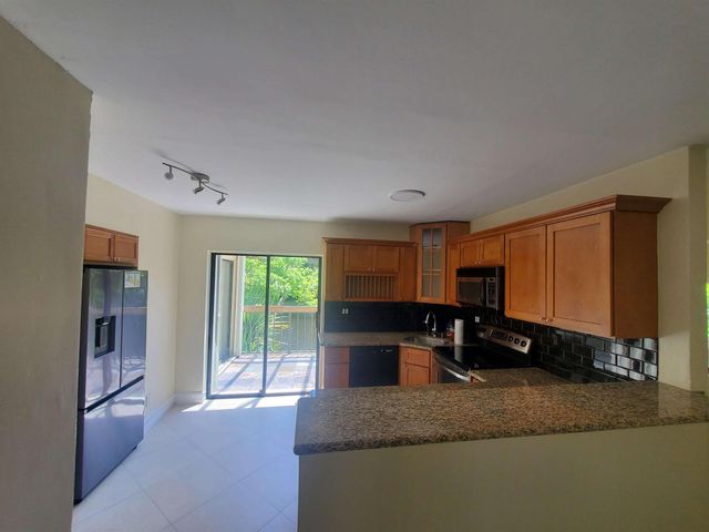 12 Wimbledon Lakes Drive 250, Plantation, FL 33324