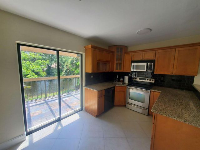 12 Wimbledon Lakes Drive 250, Plantation, FL 33324
