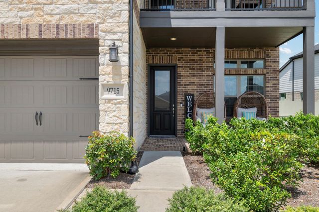 9715 Migrant Hawker Court, Conroe, TX 77385