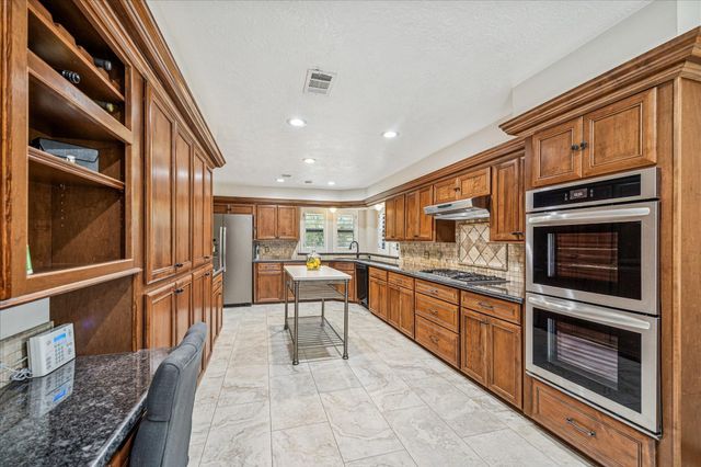 2 Chatterbird Lane, The Woodlands, TX 77380