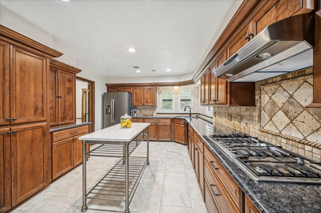 2 Chatterbird Lane, The Woodlands, TX 77380