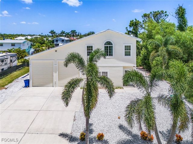 3810 Myers LN, St James City, FL 33956