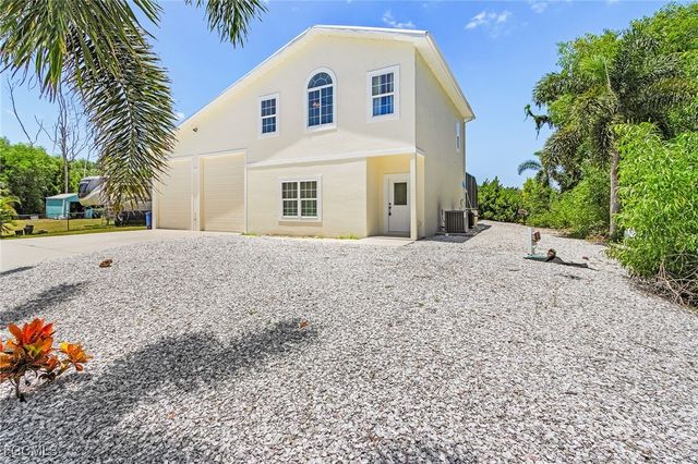 3810 Myers LN, St James City, FL 33956