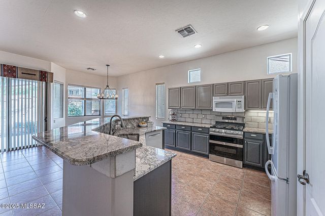267 N Vía La Castellana, Green Valley, AZ 85614