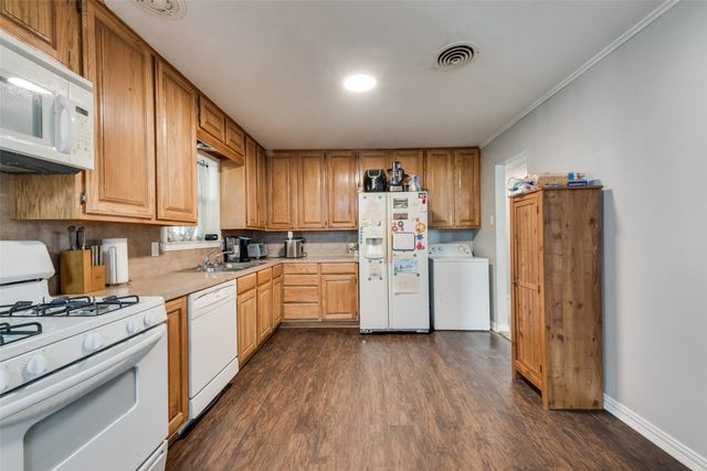 5017 Roxie Street, Haltom City, TX 76117