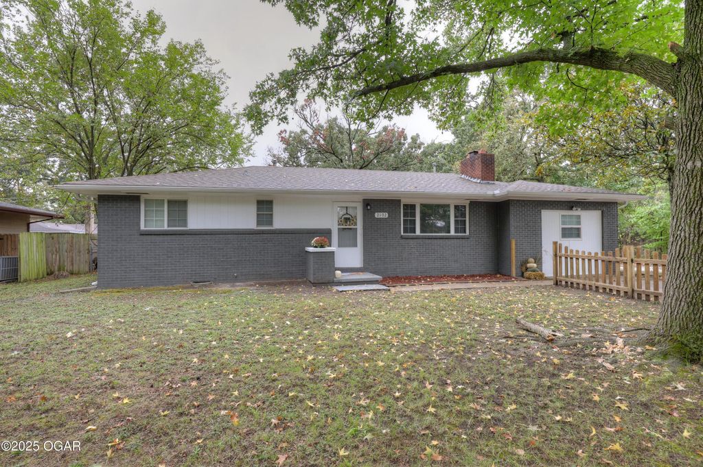 2102 E Yuma Street, Joplin, MO 64801