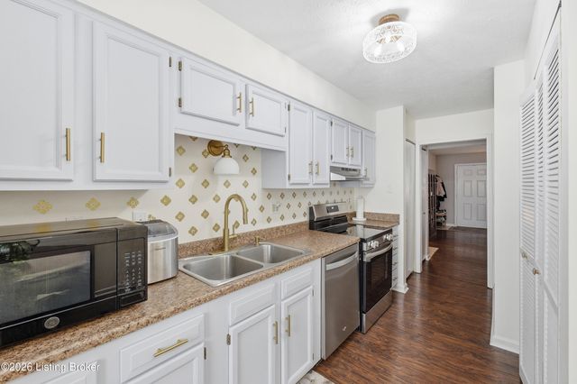 10767 Colonial Woods Ct, Louisville, KY 40223