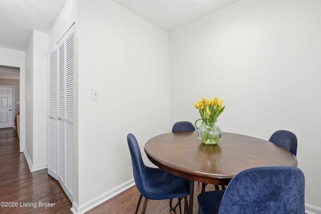 10767 Colonial Woods Ct, Louisville, KY 40223