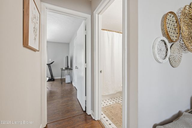 10767 Colonial Woods Ct, Louisville, KY 40223