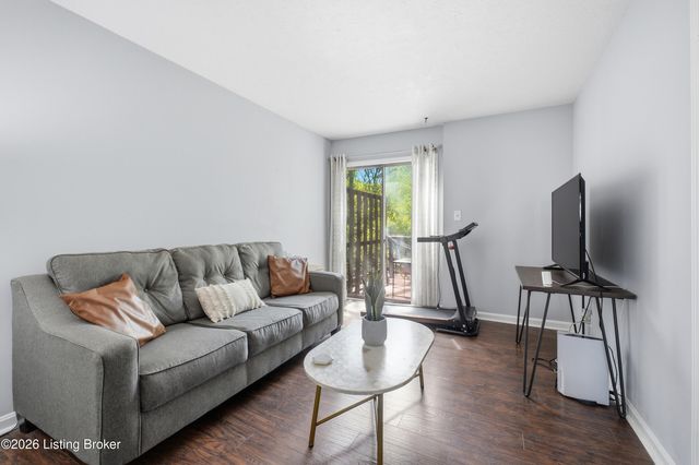 10767 Colonial Woods Ct, Louisville, KY 40223