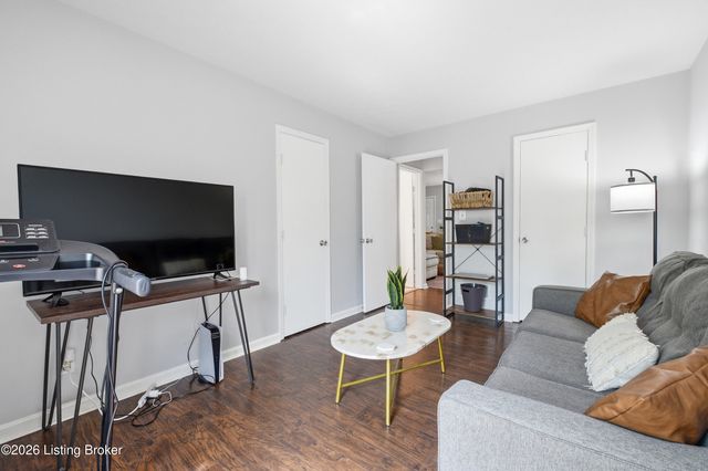 10767 Colonial Woods Ct, Louisville, KY 40223