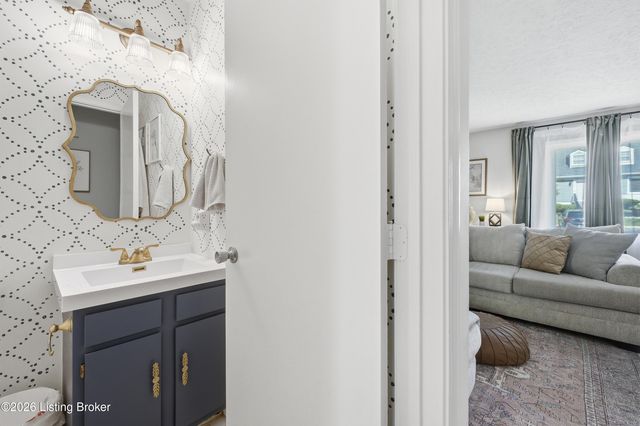 10767 Colonial Woods Ct, Louisville, KY 40223