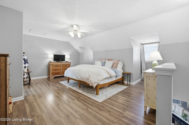 10767 Colonial Woods Ct, Louisville, KY 40223