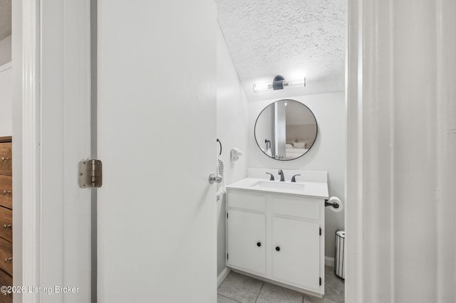 10767 Colonial Woods Ct, Louisville, KY 40223