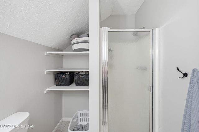 10767 Colonial Woods Ct, Louisville, KY 40223