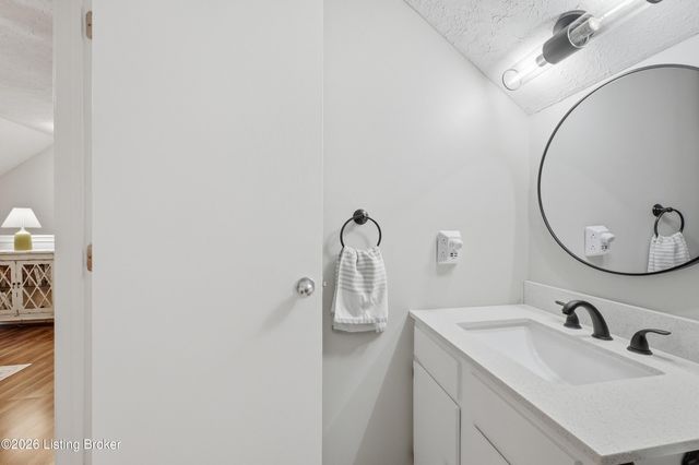 10767 Colonial Woods Ct, Louisville, KY 40223